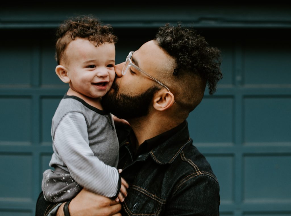 un papà con un bambino