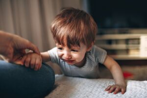 bambino che piange durante una crisi emotiva