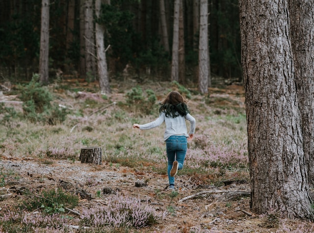 bambina che corre: la libertà nell'educazione Montessori