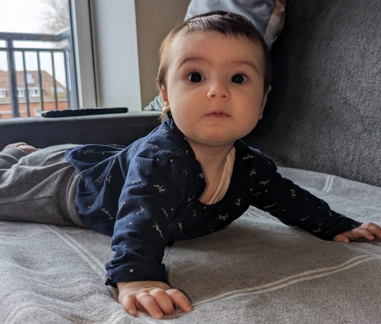 bambina che fa tummy Time