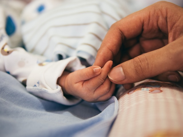 mamma e bambino si tengono per mano