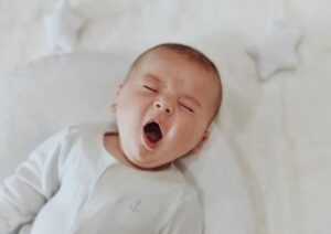 bambino che sbadiglia durante un risveglio notturno
