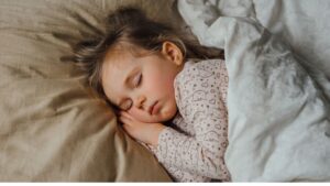Risvegli notturni nei bambini: perché accadono e cosa fare