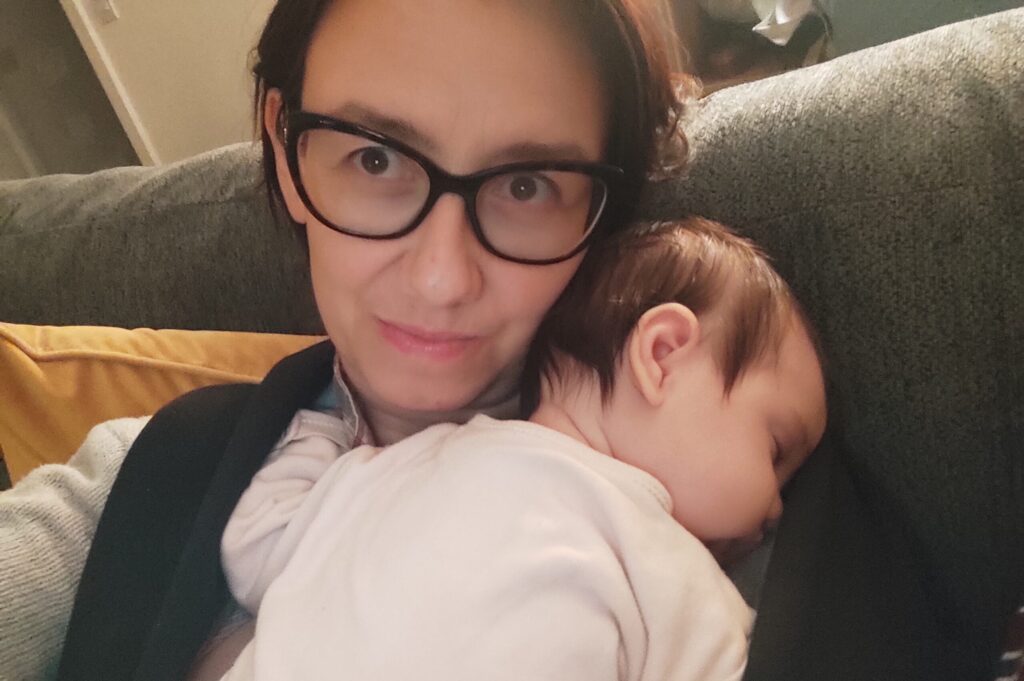 Bambina dorme in braccio alla mamma