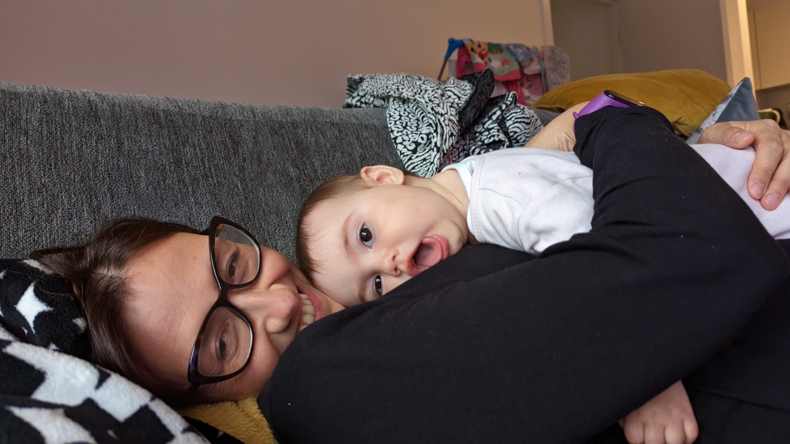 Mamma che coccola la bambina a letto durante la routine serale