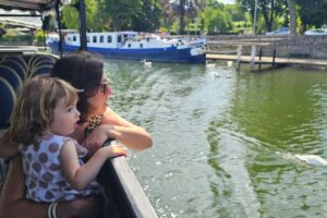 mamma e figlia su una barca guardano il panorama