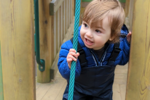 Bambina al parco che sorride - disciplina bambini piccoli