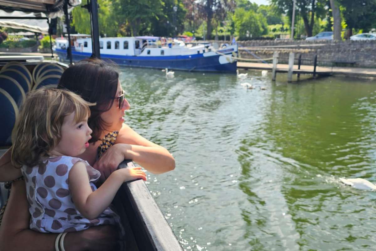 mamma e figlia su una barca guardano il panorama