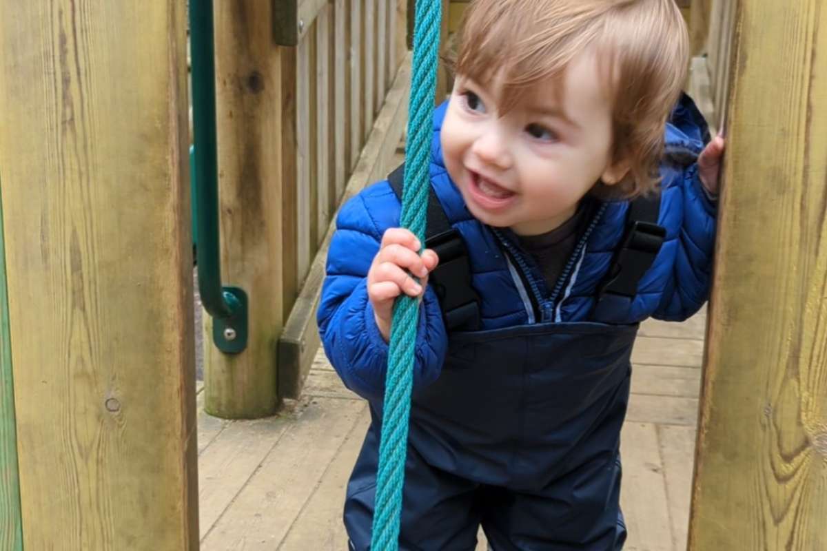 Bambina al parco che sorride - disciplina bambini piccoli