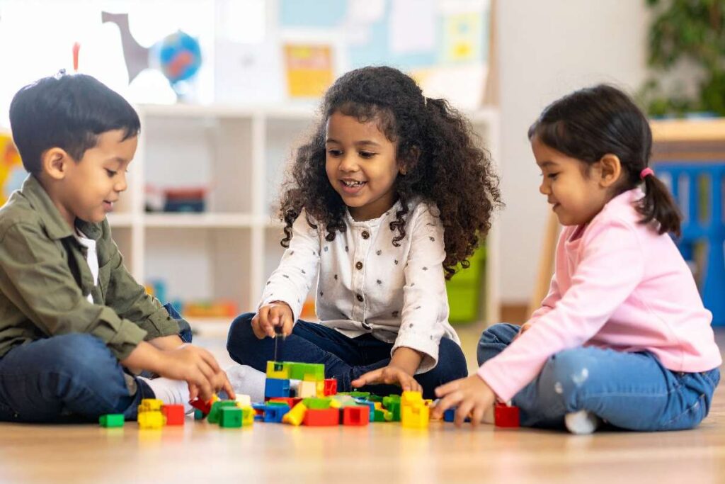 3 bambini giocano con i lego