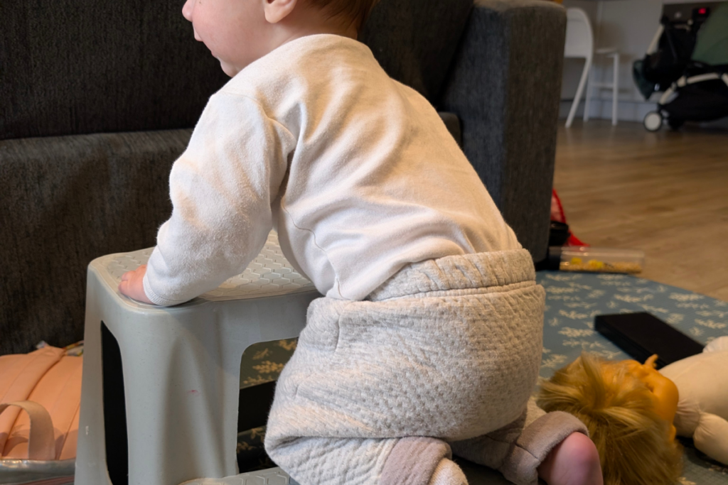 bambino 7 mesi si arrampica su uno sgabello - bambini attivi