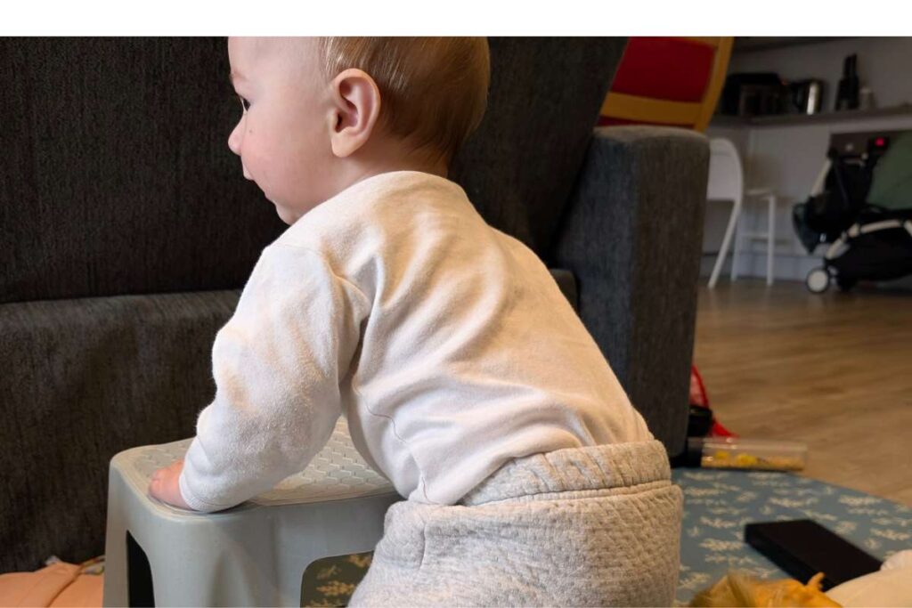 bambino 7 mesi si arrampica su uno sgabello - bambini attivi