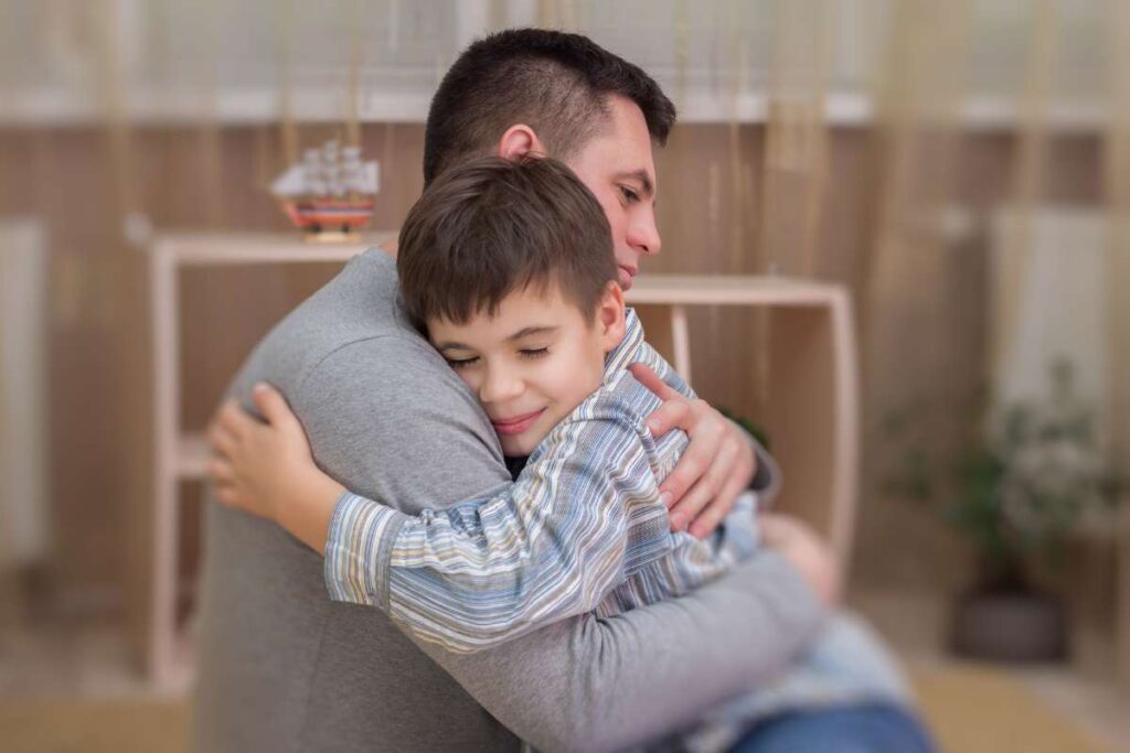 bambino abrraccia il papà