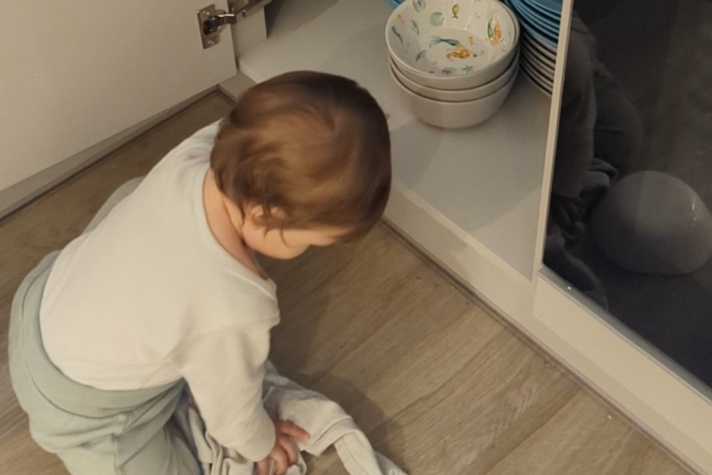 Bambina esplora i cassetti della cucina