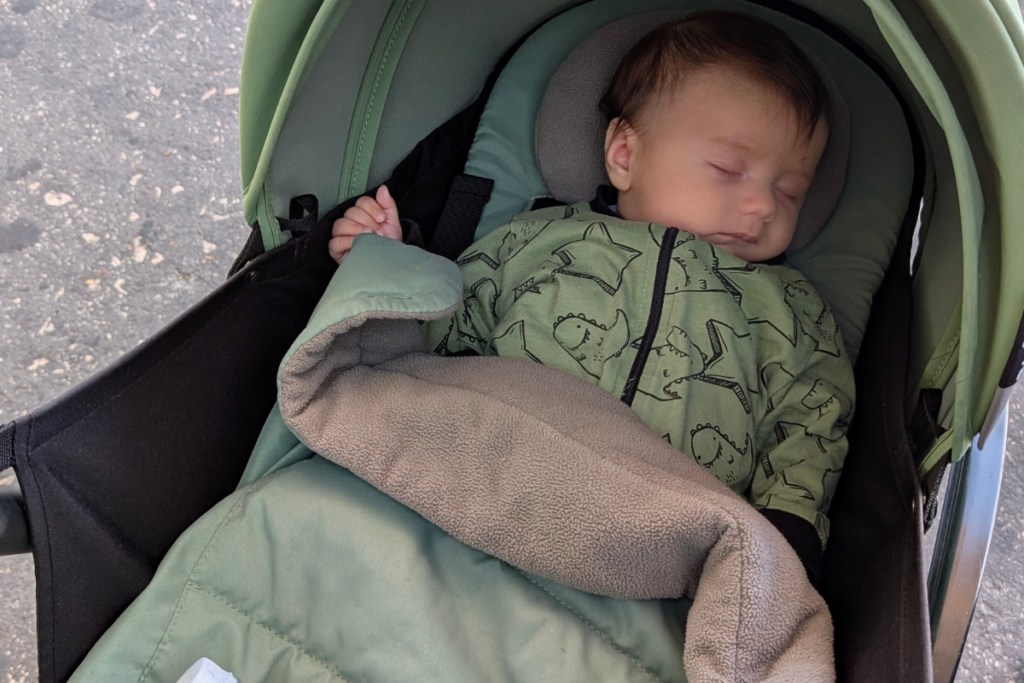 bebè nel passeggino che dorme 