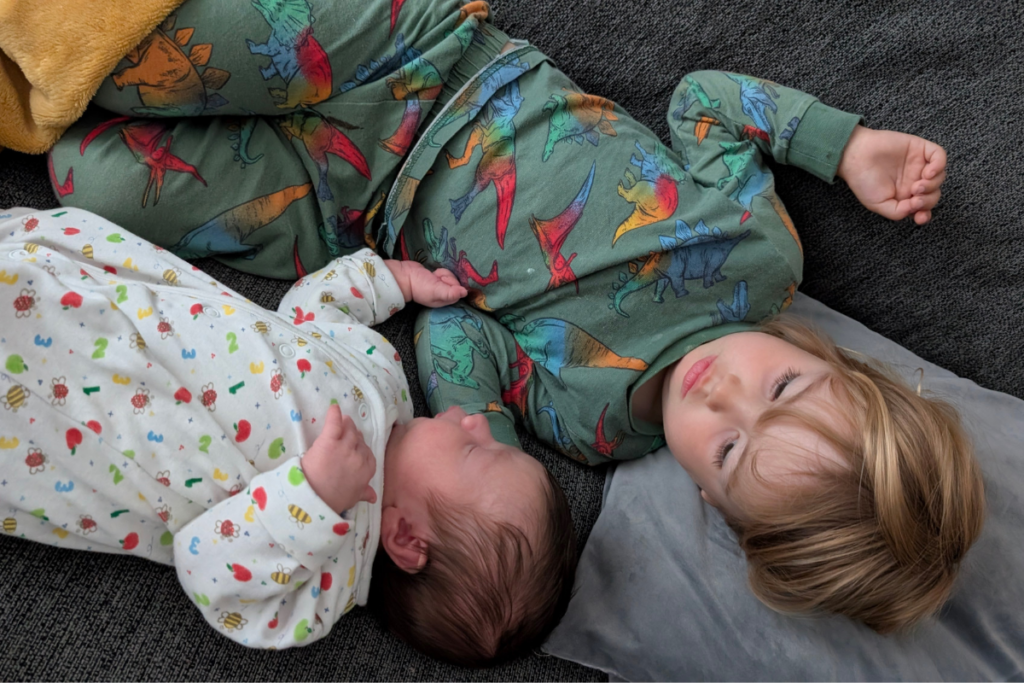 fratello e sorella pronti per andare a dormire - come gestire l'addormentamento con due bambini