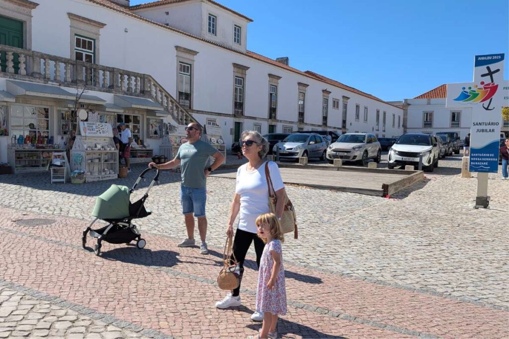 Nonna, papà e due bambini in una piazza assolata