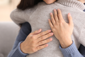 mamma abbraccia il suo bambino - comunicazione gentile con i bambini