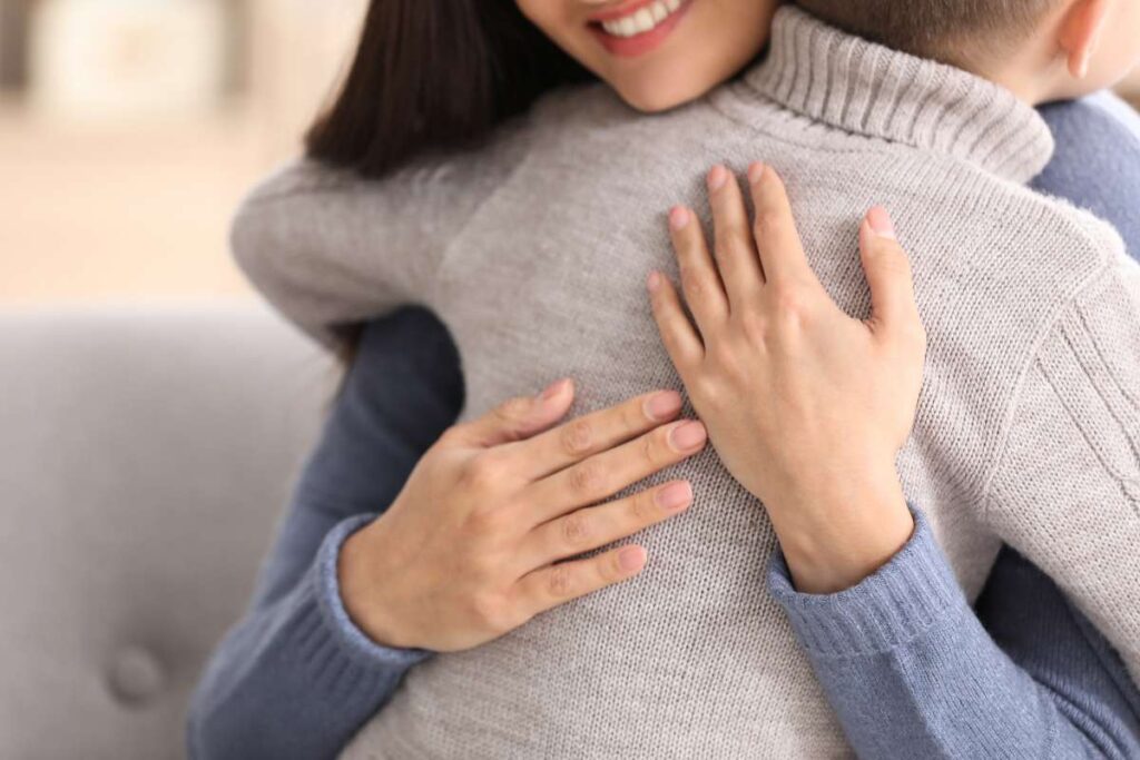 mamma abbraccia il suo bambino - comunicazione gentile con i bambini