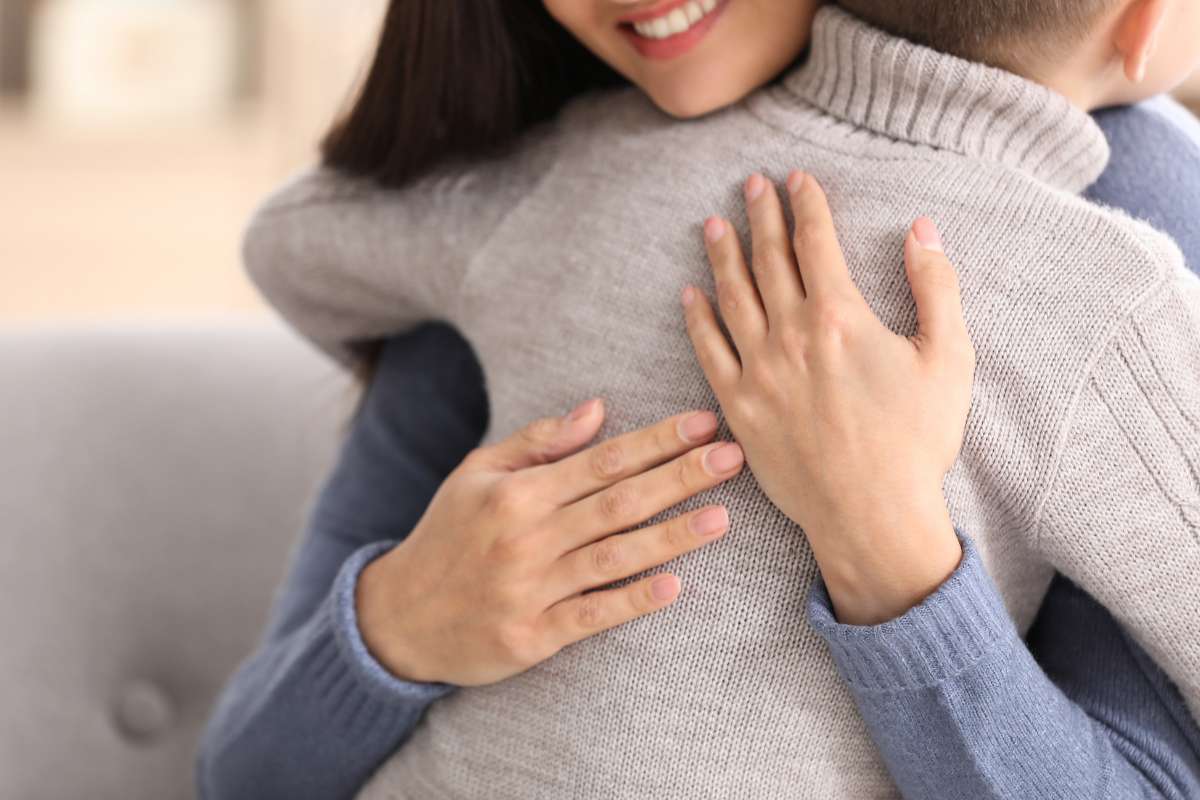 mamma abbraccia il suo bambino - comunicazione gentile con i bambini