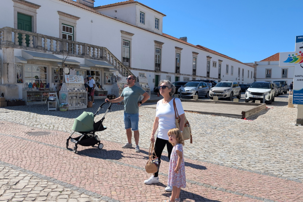 famiglia in viaggio in portogallo con bebè nel passeggino - il passeggino leggero è tra le cose che che semplificano la vita con due figli