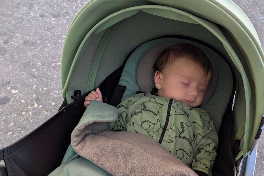 Neonato dorme nel passeggino