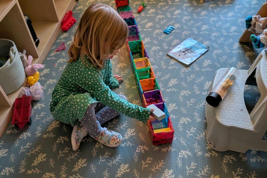 Bambina 3 anni gioca con le magnatiles e costruisce un treno