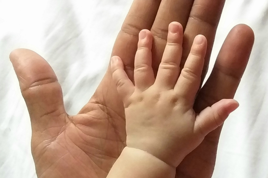 mano di uomo e mano di bambino insieme
