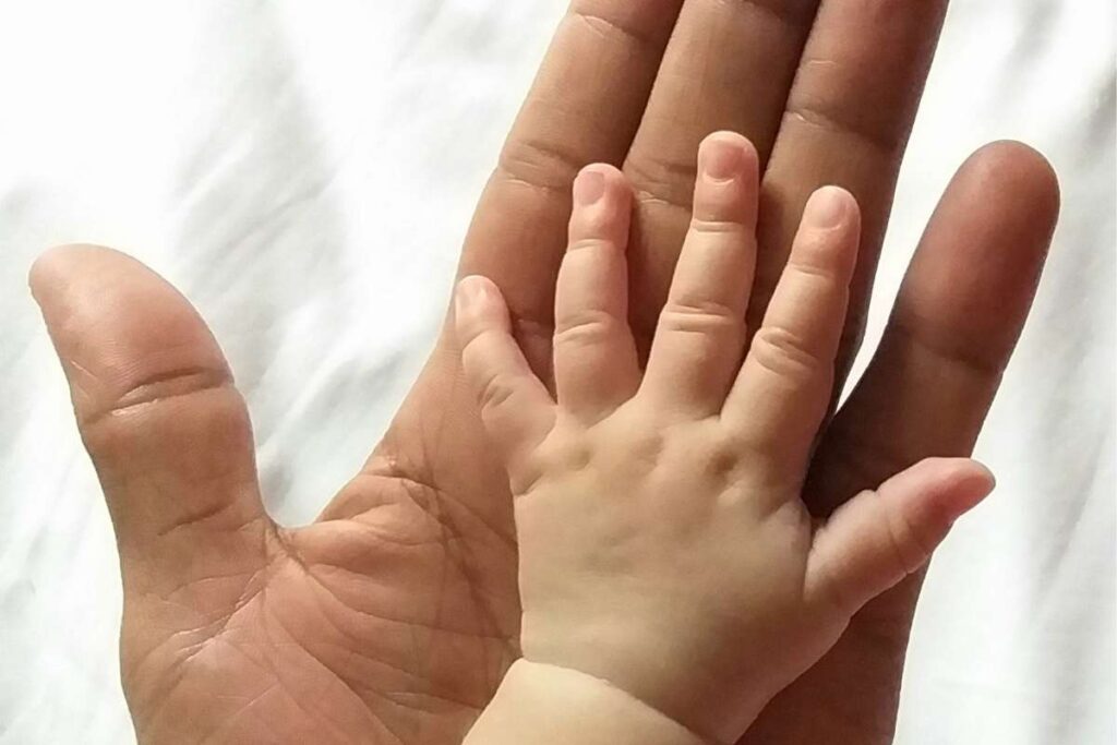 mano di uomo e mano di bambino insieme