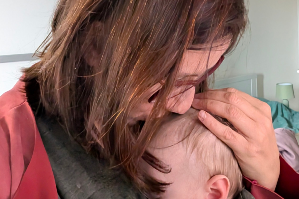 mamma addormenta il suo neonato nel marsupio