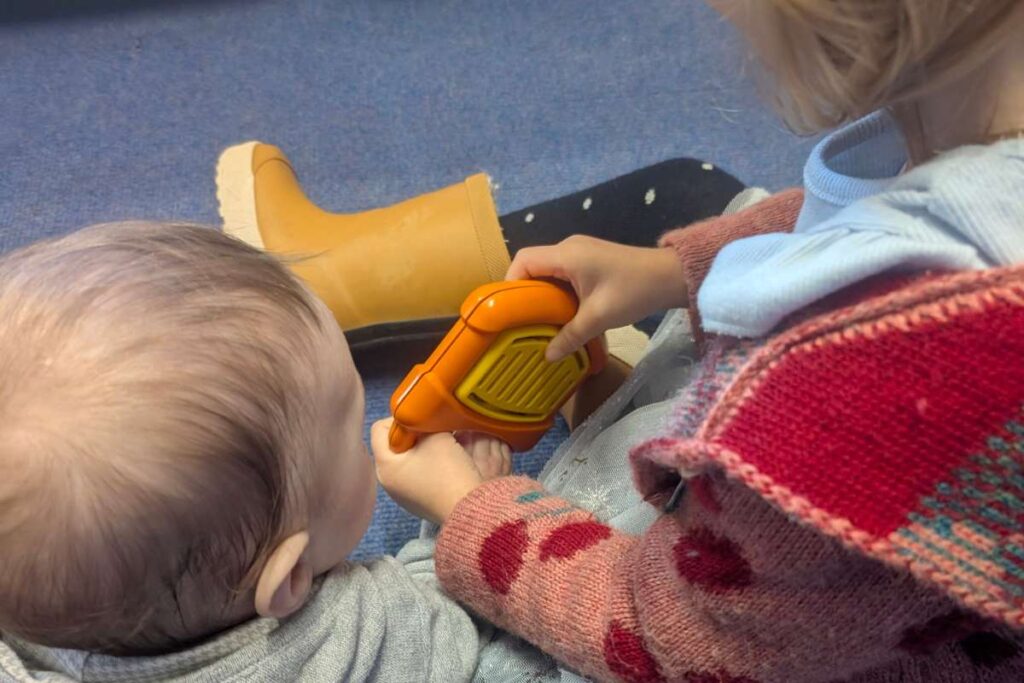 fratello e sorella si tengono la mano