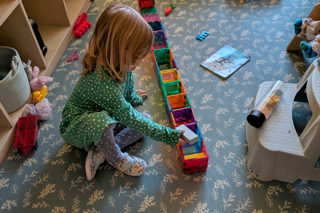 Bambina 3 anni gioca con le magnatiles e costruisce un treno
