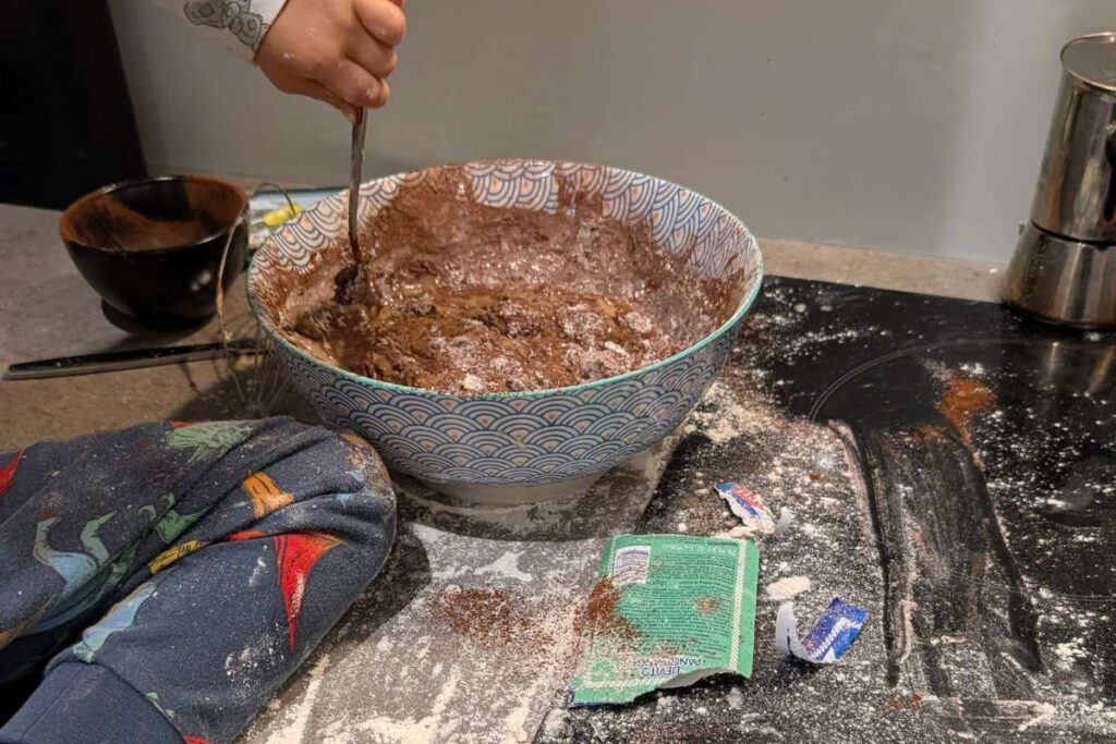 Ripiano cucina coperto di farina: cucinare con i bambini può essere caotico