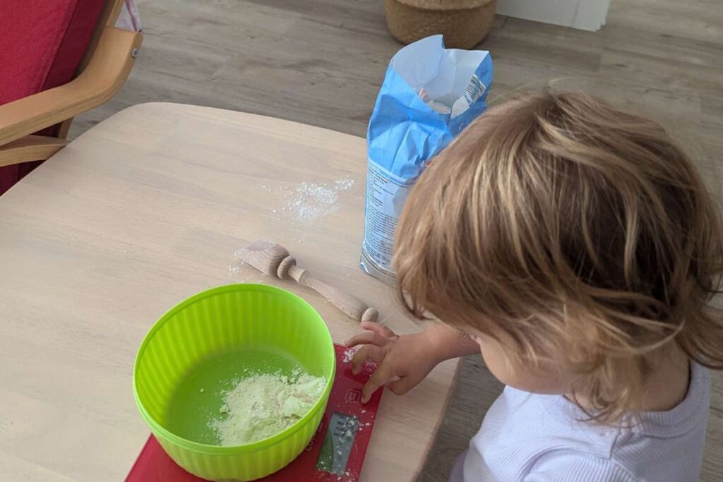 Bambina pesa la farina