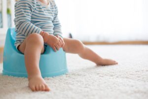 bambino seduto sul vasino.