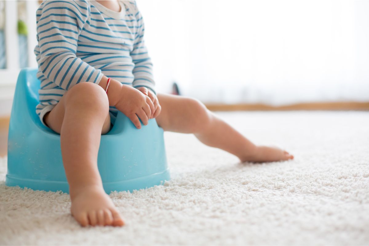 bambino seduto sul vasino.