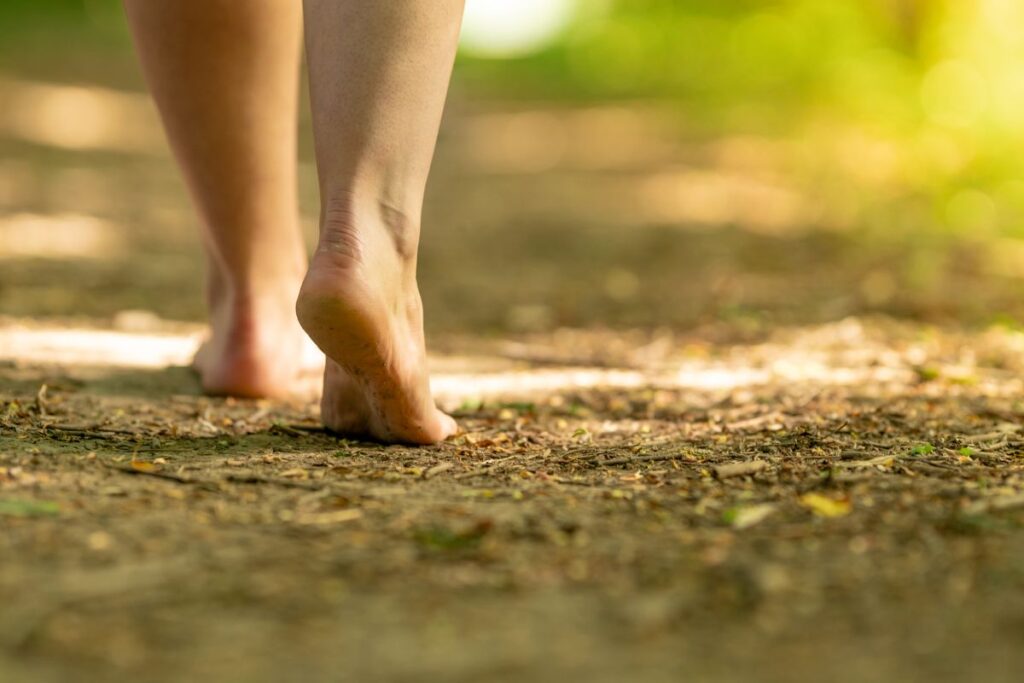 piedi di una persona che cammina scalza sulla terra